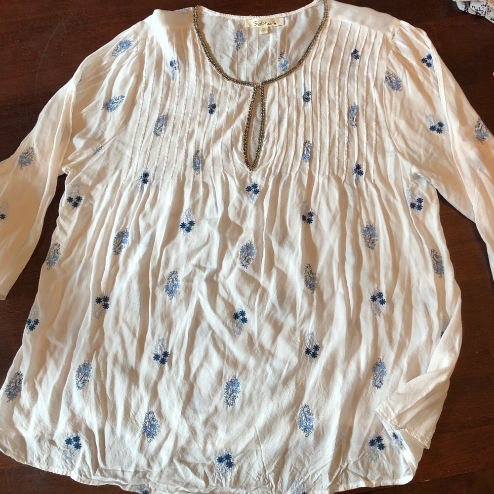 Beautiful blouse—-like new - Picture 3 of 6